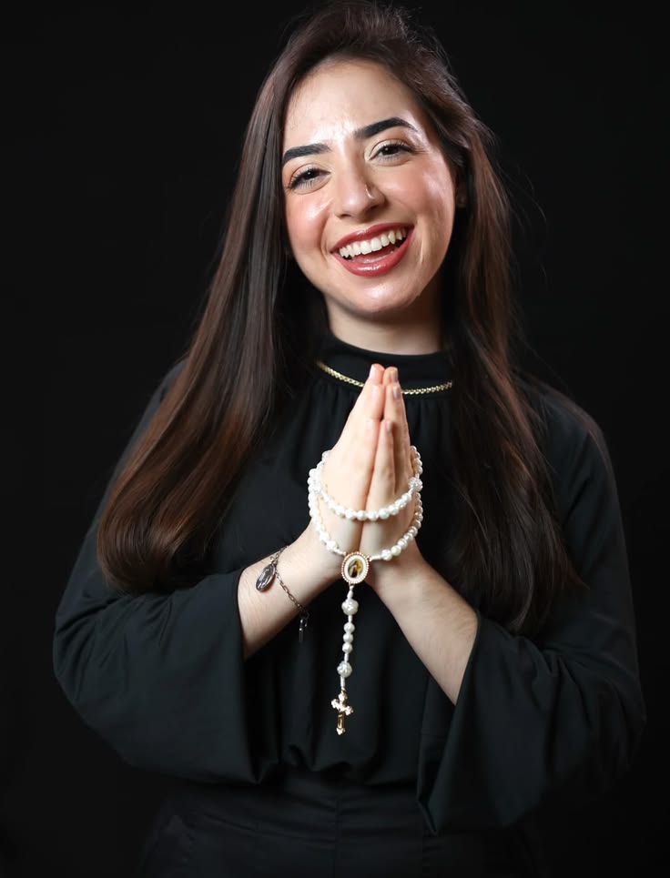 Retrato de Helena Marques, responsável pela curadoria e organização editorial da coleção de mapas de novenas